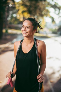 Genç bir kadın dışarıda egzersiz yapıyor.  