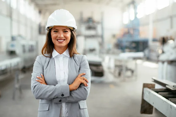 Retrato Uma Engenheira Industrial Numa Fábrica — Fotografia de Stock