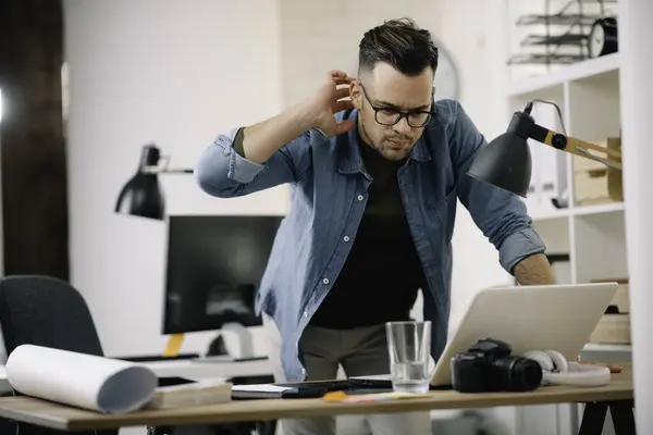 Genç işadamı ofiste çalışıyor..