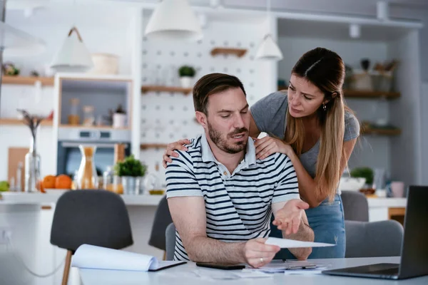 Marido Esposa Preparando Contas Para Pagar Casal Jovem Com Problemas — Fotografia de Stock