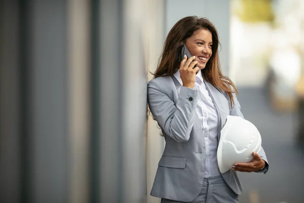 Retrato Jovem Empresária Feliz Falando Telefone — Fotografia de Stock