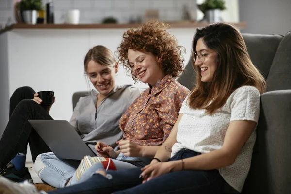 Ofiste konuşan ve gülen kızlar. Ofiste kahve içen güzel kadınlar