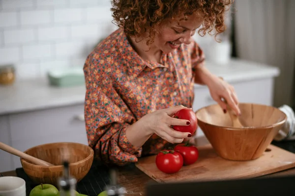 Giovane Donna Sta Leggendo Una Ricetta Durante Cottura Bella Donna — Foto Stock