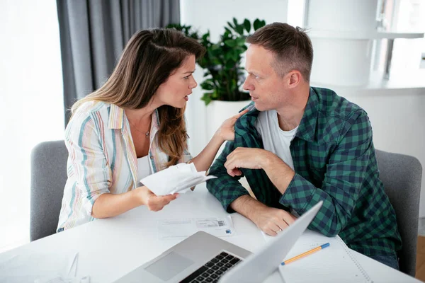 Karı koca faturaları ödemeye hazırlanıyor. Finansal sorunları olan genç bir çift.