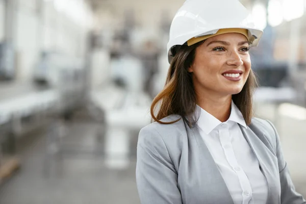 Retrato Una Ingeniera Industrial Pie Una Fábrica — Foto de Stock