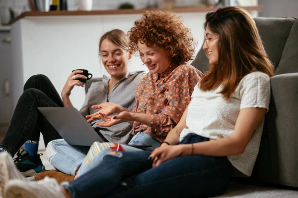 Ofiste konuşan ve gülen kızlar. Ofiste kahve içen güzel kadınlar