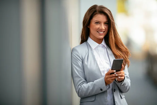Retrato Mulher Negócios Feliz Terno Usando Telefone — Fotografia de Stock