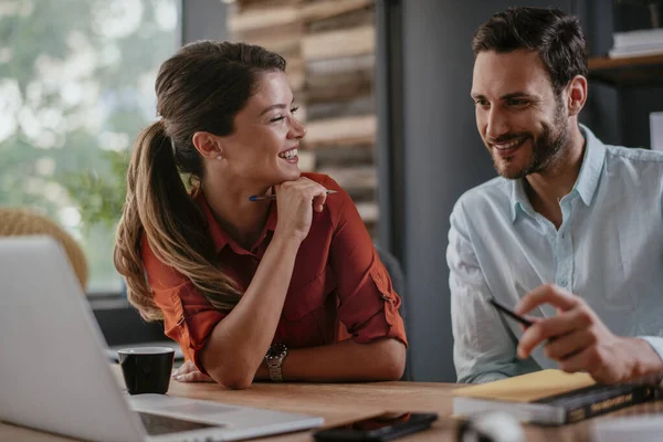 Ofisteki meslektaşlar. İş kadını ve işadamı ofiste iş tartışıyorlar. İki arkadaş birlikte çalışıyor..