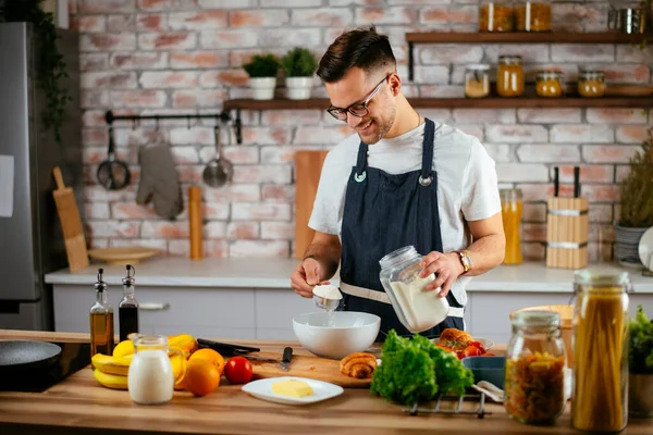 Bell Uomo Che Prepara Pasta Cucina Guy Cucinare Pasto Gustoso — Foto Stock