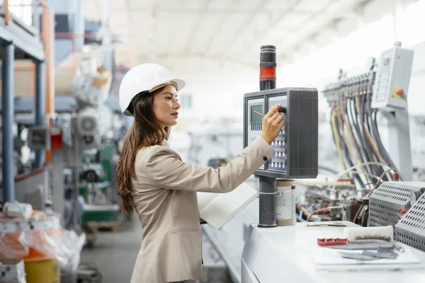 Fabrika kadın yöneticisi imalat teftişinde. Endüstriyel çevredeki iş kadını.