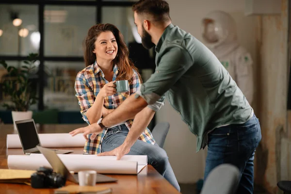 Socios Comerciales Discutiendo Proyecto Startup Oficina — Foto de Stock