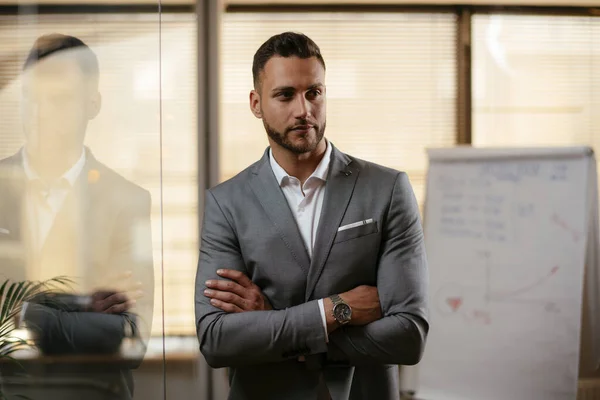 Geschäftsmann Auf Dem Treffen Präsentiert Neue Geschäftsstrategie Stockfoto