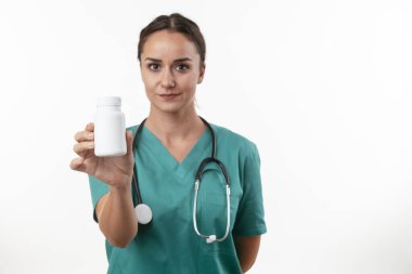 Genç kadın doktorun portresi beyaza izole edilmiş kameraya bakıyor