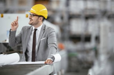 Modern Modern Fabrika 'da Hard Hat' ın baş mühendisi. Modern Endüstriyel Çevrede Yakışıklı Adam.