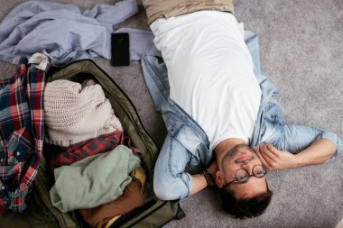 Adam yolculuğa hazırlanıyor, bavulunu hazırlıyor.