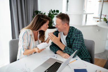 Karı koca faturaları ödemeye hazırlanıyor. Finansal sorunları olan genç bir çift.