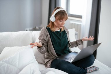 Güzel bir kadın görüntülü görüşme yapıyor. Güzel kadın evde eğleniyor..