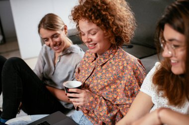 Ofiste konuşan ve gülen kızlar. Ofiste kahve içen güzel kadınlar