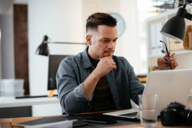 Genç işadamı ofiste çalışıyor..