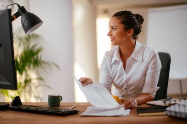 Ofiste çalışan genç ve güzel bir iş kadını. 