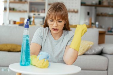 Evini temizleyen üzgün kadın. Evde yorgun bir kadın var..