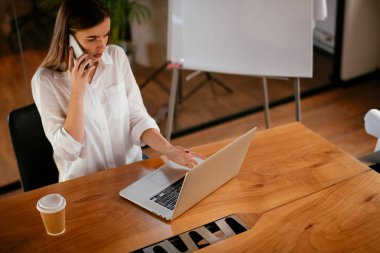 Gece ofiste çalışan iş kadını.