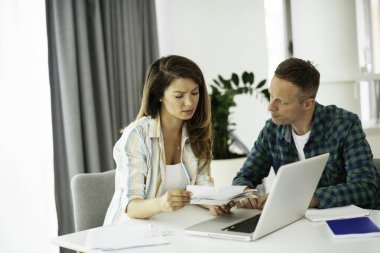 Evde çalışan çift, serbest çalışma kavramı