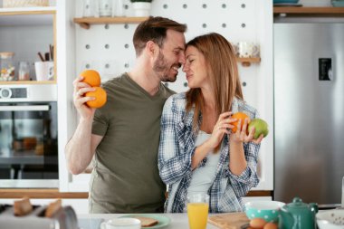 Mutfakta taze meyveleri olan mutlu çift.