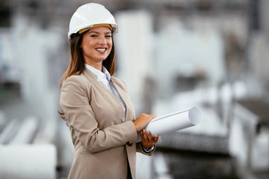 Fabrikada duran endüstriyel kadın mühendisin portresi..