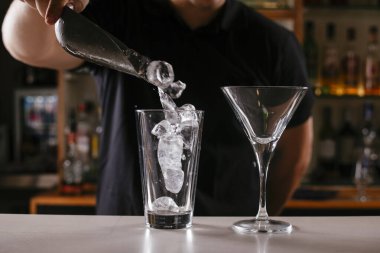 Barmen tezgahta kokteyl hazırlıyor. Barmen iş başında..