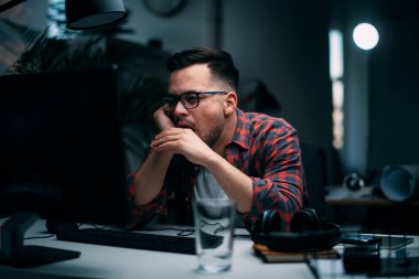 Genç işadamı ofiste çalışıyor..