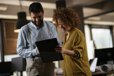 Ofiste çalışan dost canlısı meslektaşlar