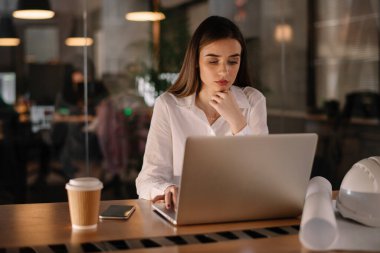 Gece ofiste çalışan iş kadını.