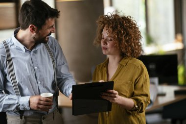 Ofiste çalışan dost canlısı meslektaşlar