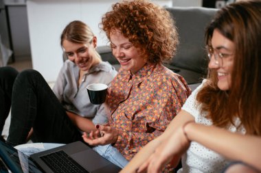 Ofiste konuşan ve gülen kızlar. Ofiste kahve içen güzel kadınlar