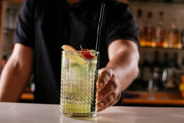 Uzman barmen gece kulübünde kokteyl hazırlıyor..