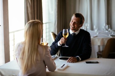 Şarap içen yakışıklı bir iş adamı. İş adamı restoranda eğleniyor.