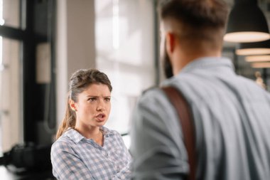 Modern açık uzay ofisinde sıradan iş adamları konuşuyor.. 