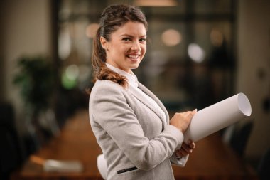 Taslak projeli mimar kadın portresi. İş kadını portresi.