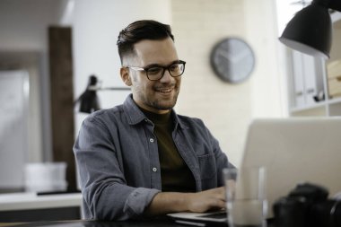 Genç işadamı ofiste çalışıyor..