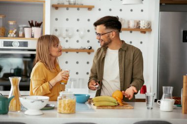Karı koca mutfakta. Genç çift evde lezzetli yemekler hazırlıyor..