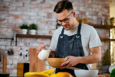 Mutfakta makarna hazırlayan yakışıklı adam. Lezzetli yemek pişiren adam..