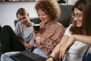 Ofiste konuşan ve gülen kızlar. Ofiste kahve içen güzel kadınlar
