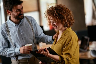 Ofiste çalışan dost canlısı meslektaşlar