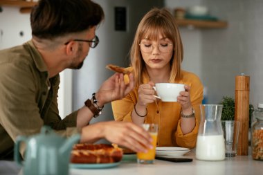 Genç çift evde lezzetli yemekler yapıyor. Sevgi dolu çift mutfakta eğleniyor..