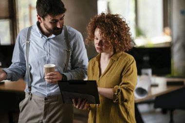 Ofiste çalışan dost canlısı meslektaşlar