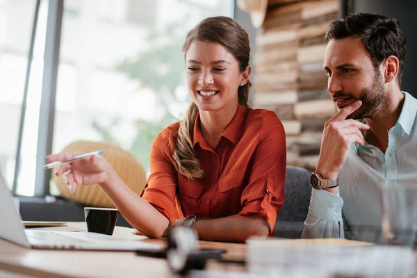 Ofisteki meslektaşlar. İş kadını ve işadamı ofiste iş tartışıyorlar. İki arkadaş birlikte çalışıyor..