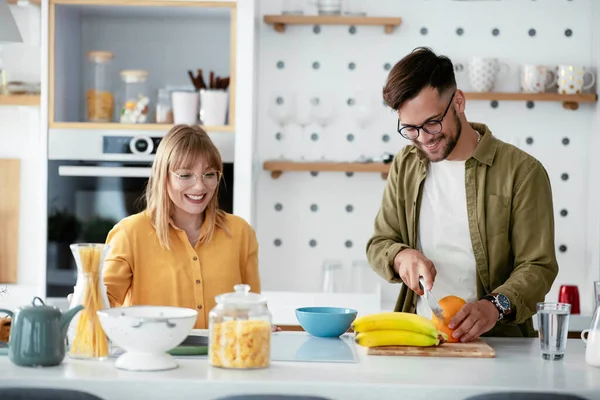 Karı koca mutfakta. Genç çift evde lezzetli yemekler hazırlıyor..