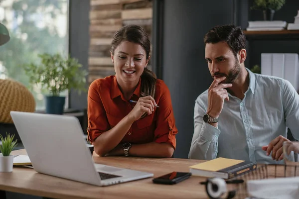 Collega Functie Zakenvrouw Zakenman Bespreken Het Werk Functie Twee Vrienden — Stockfoto