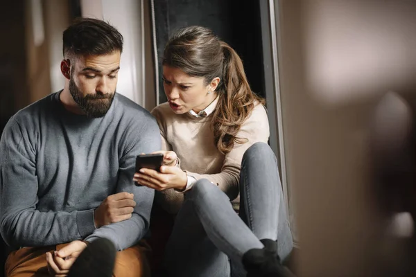 Kızgın bir çift ya da evde cep telefonu için kavga eden bir evlilik. Kıskanç kadın elinde akıllı telefonla kocasına mesaj yolluyor.